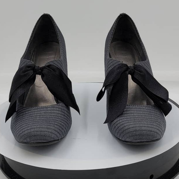 Ann Marino Closed 3.5" pump with bow on front 7.5 - Picture 1 of 8